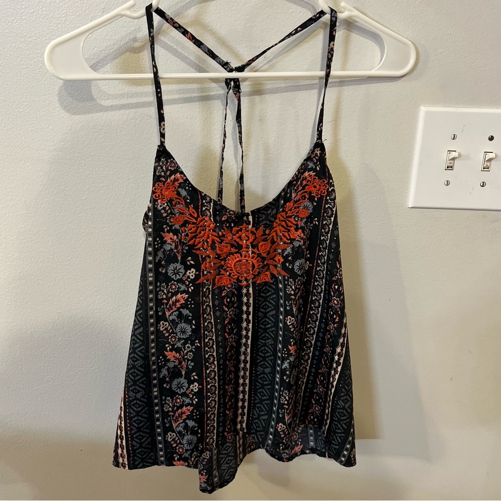 cute patterned tank top
brand hollister
size xs 
in good condition